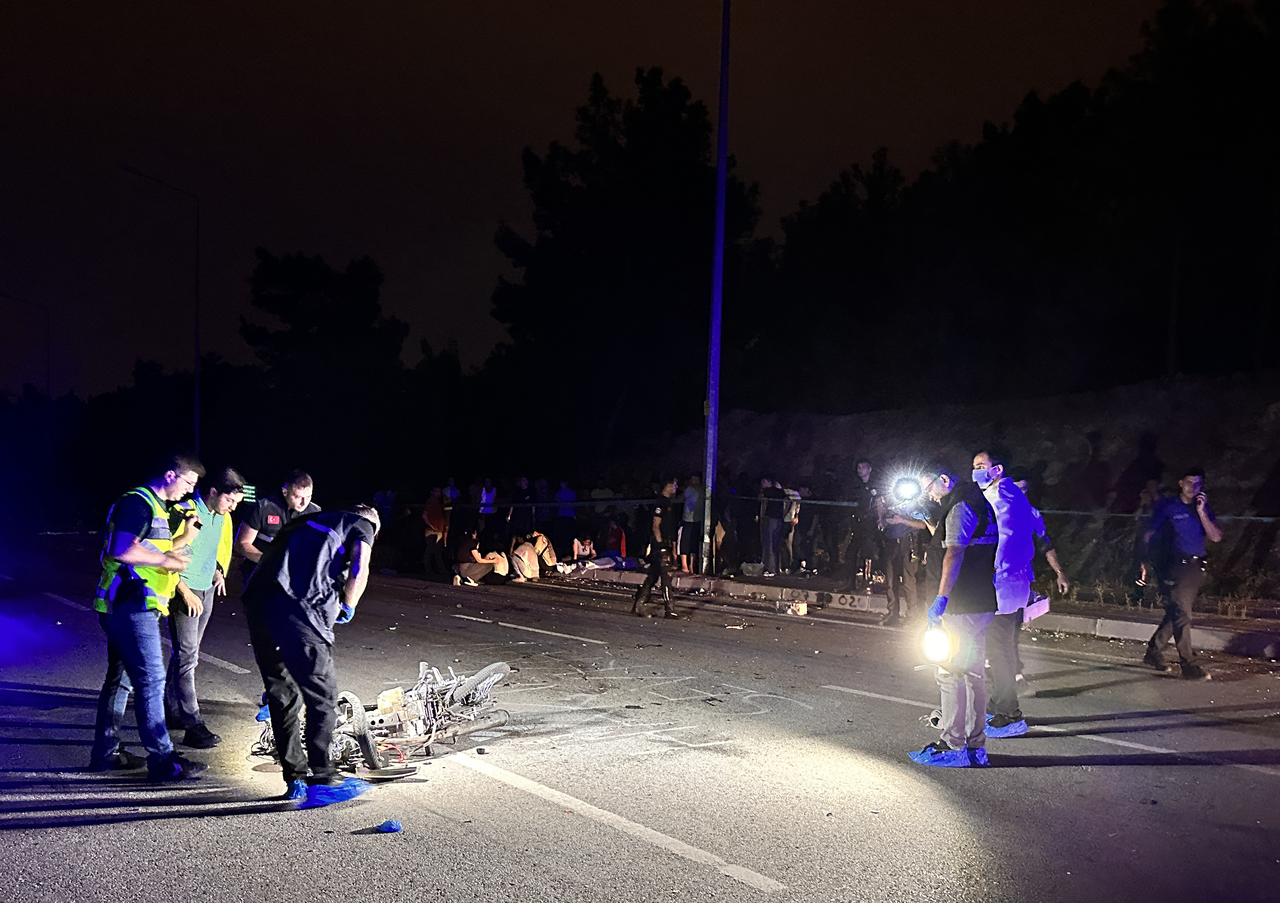 Antalya'da iki motosiklet çarpıştı: Helin Çınar ve Melisa Yıldırım öldü. Yusuf Koç ağır yaralı