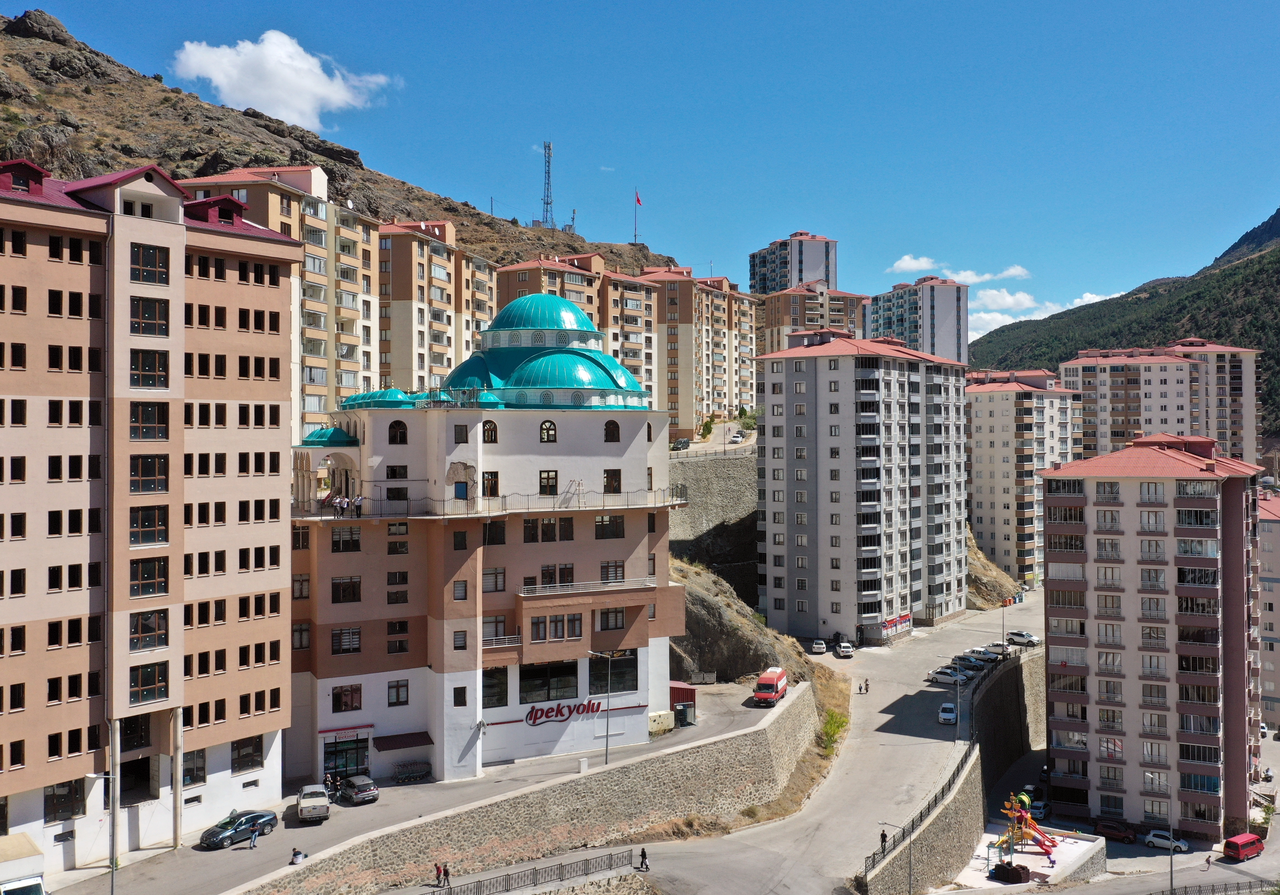 Bilin bakalım nerede? 5 katlı binanın üzerine cami yaptılar