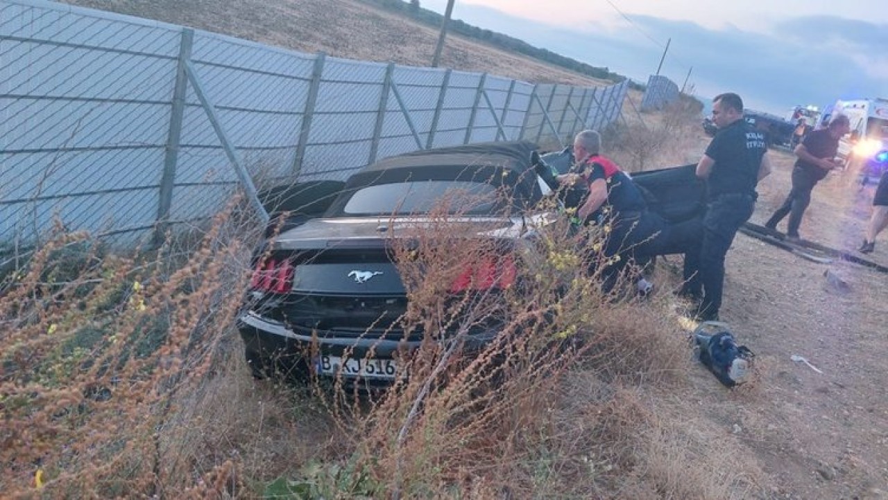 Edirne'de Batuhan Kömür 240'la giderken minibüse çarptı: Ahmet Semiz,  Hasancan Köroğlu,  Osman Kaykı öldü