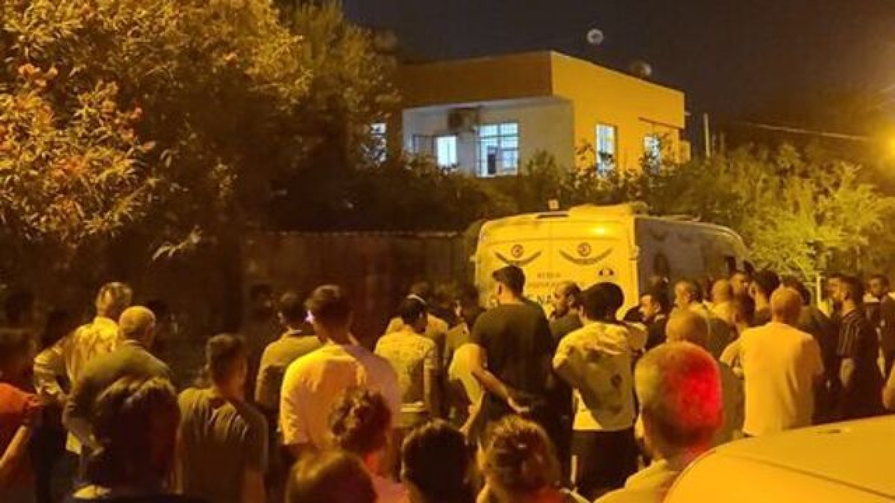 Tarsus'ta boğazından bıçaklanan Cemile Güllü öldü. Eve gelen eşi Ali Güllü buldu