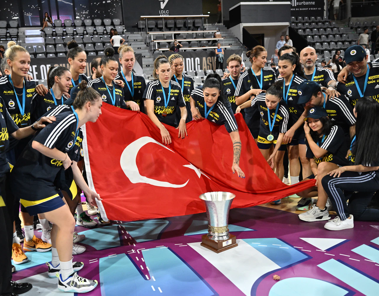 Hem de tarihe geçti. Fenerbahçe Avrupa'da Süper Kupa'yı fark atarak kazandı