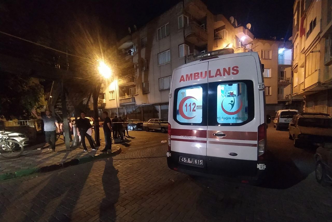 Akhisar'da Meliha Uludağ'ı öldürdü,  kızı Cansu Dönmez'i ağır yaraladı. Veysel Mızrak intihar etti