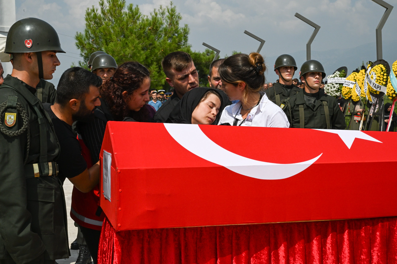 Şehit Astsubay Ünal Sipahi İzmir'de son yolculuğuna uğurlandı. Eşi Sevgi Sipahi'nin sözleri yürekleri parçaladı
