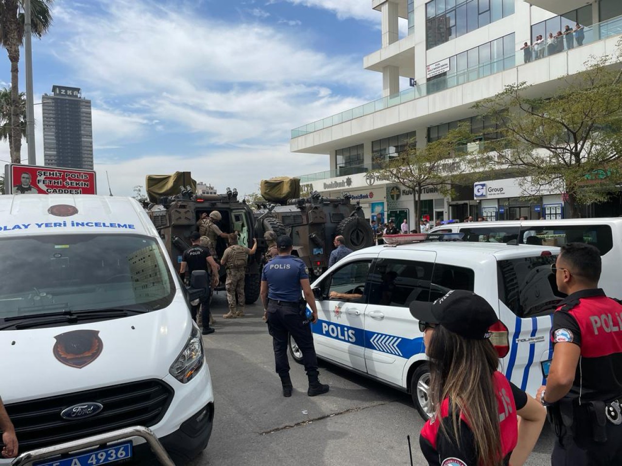 İzmir'de dönercide güpe gündüz silahlı çatışma: 1 kişi öldü,  5 yaralı var