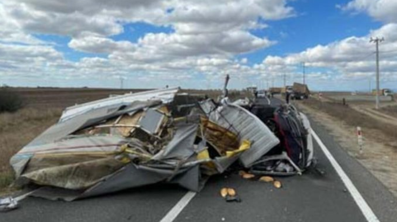 Kamyonet kağıt gibi ezildi: 2 kişi yaralı