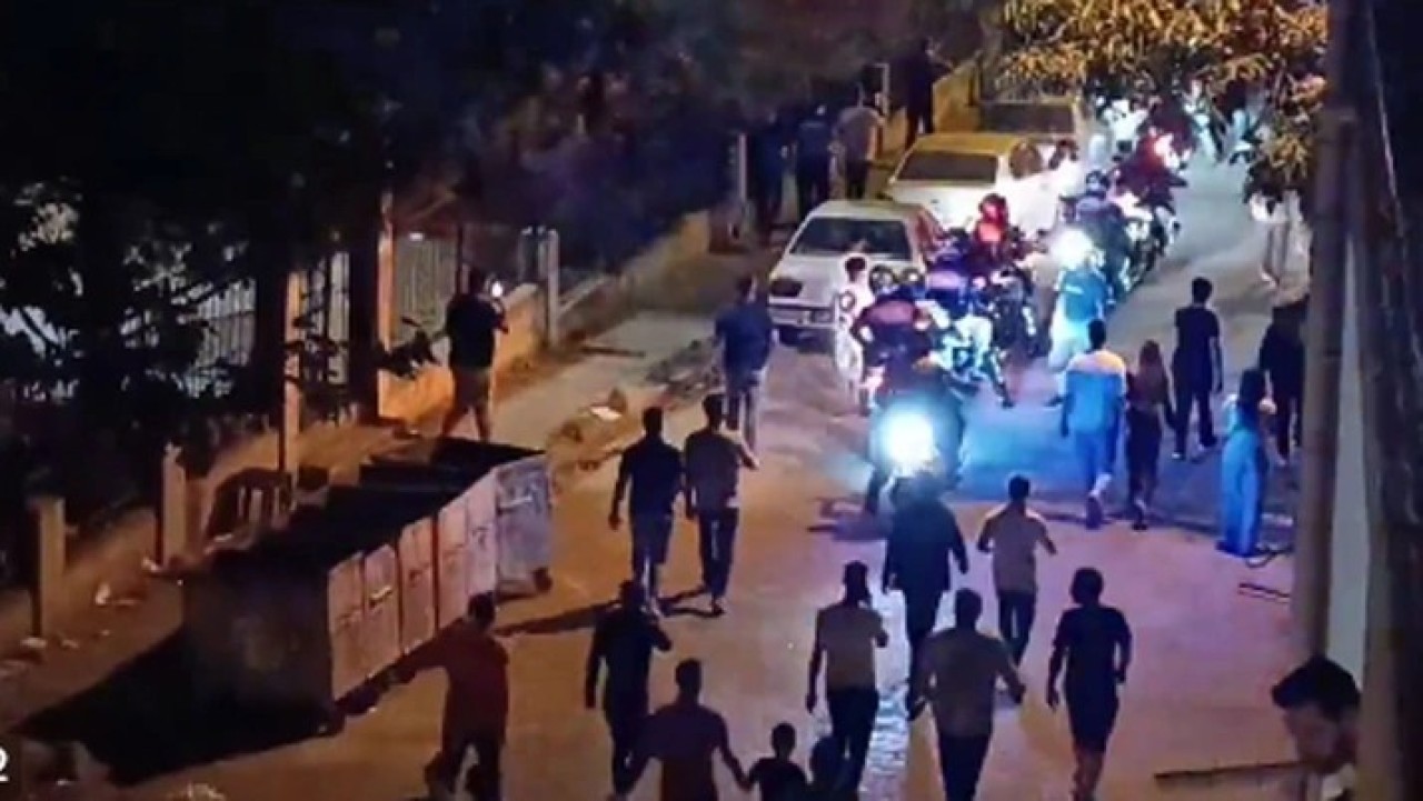 Esenyurt'ta bir Suriyeli,  komşusunu bıçakla öldürdü. Halk sokağa döküldü