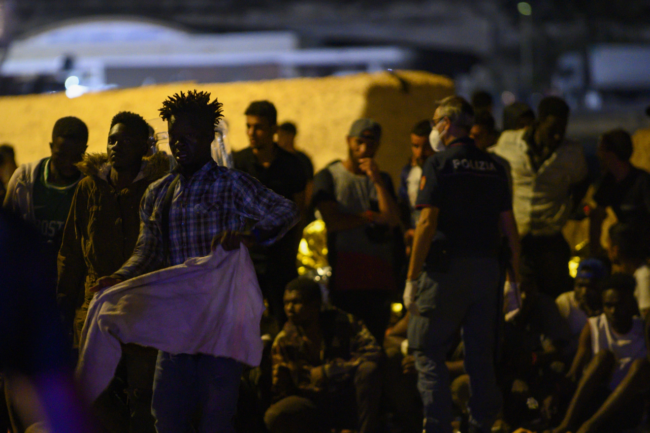 Son 36 saatte 120 teknede 6 bin göçmen geldi,  acil durum ilan edildi