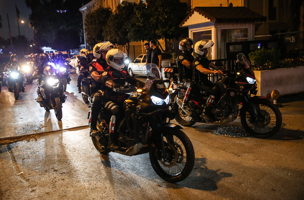 130 polis şafakta operasyona çıktı. Mersin'de hareketli saatler