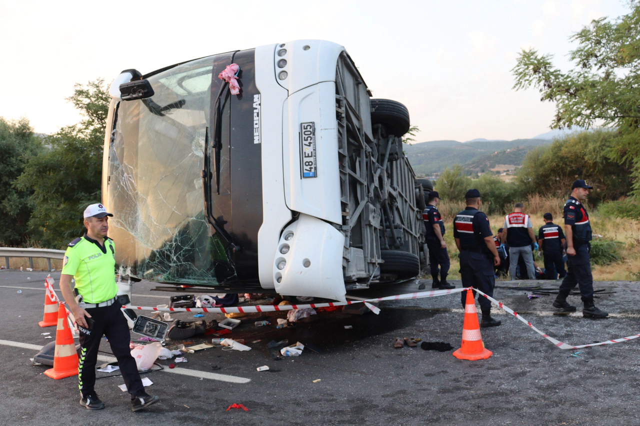 Denizli'de korkunç kaza. 6 kişi öldü,  42 yaralı var