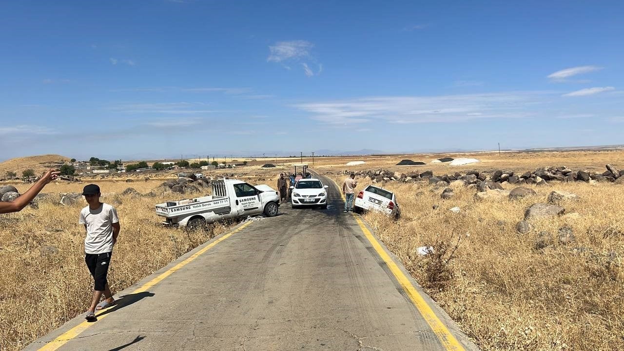 Şanlıurfa'da kamyonet ile otomobil çarpıştı : 1'i ağır 9 yaralı