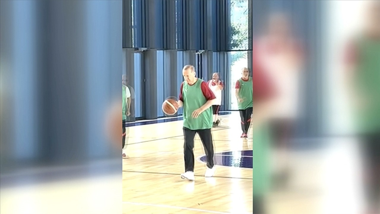 Cumhurbaşkanı Erdoğan basketbol oynadı:Hamza sen faul yaptın mı ?