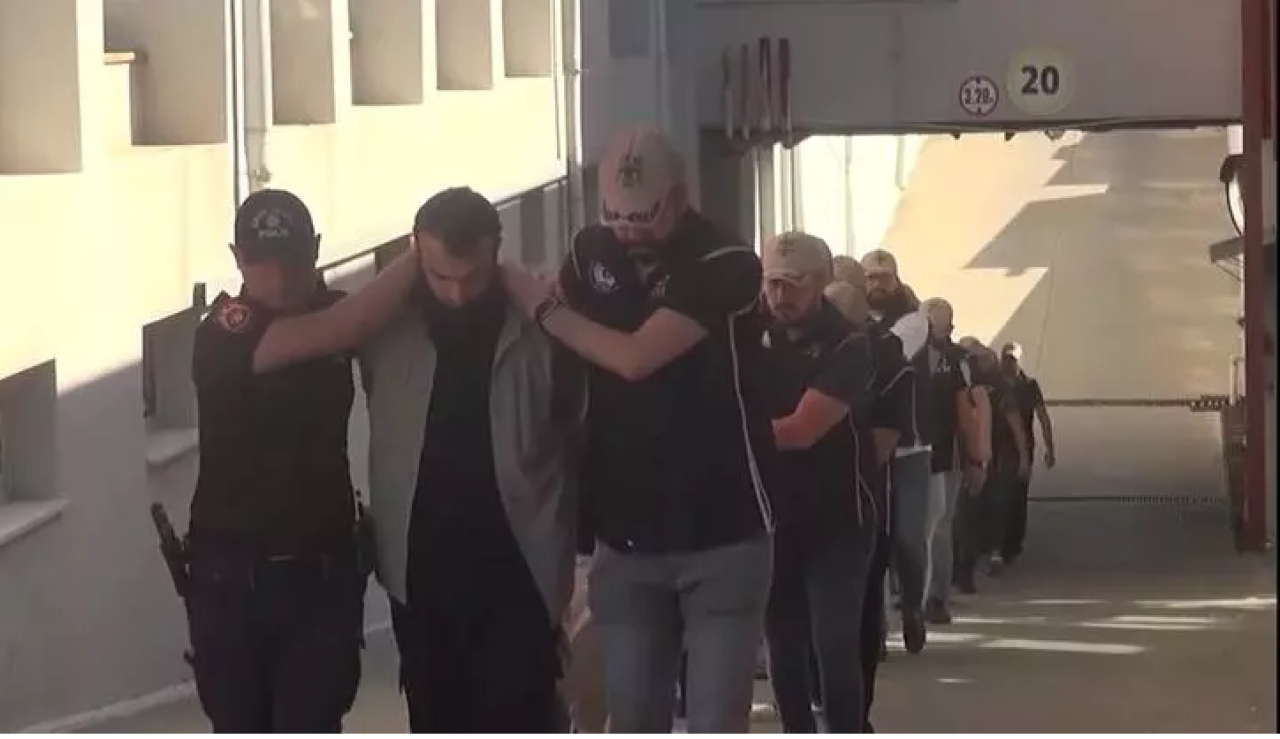 Bakan Yerlikaya: Adana'da yakalanan 17 DEAŞ şüphelisinden 5'i tutuklandı