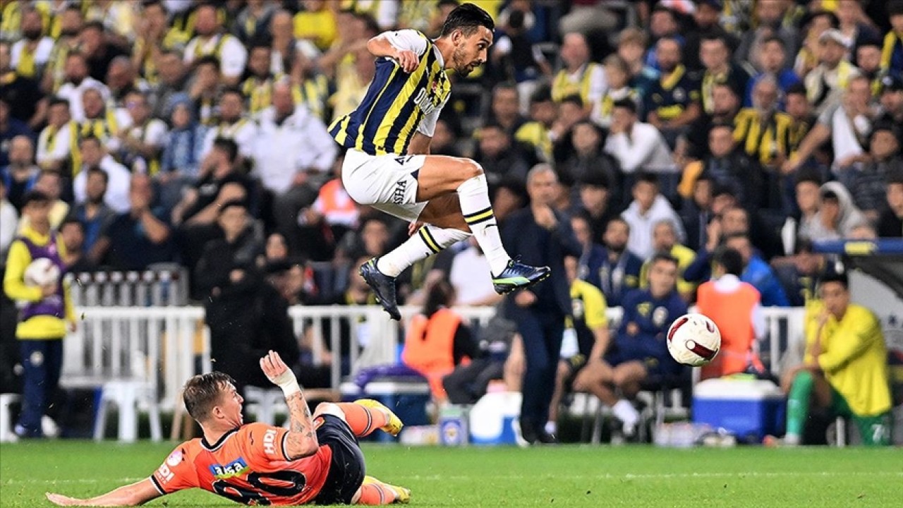Fenerbahçe 4 golle Başakşehir'i dağıttı: Galibiyetini 13 maça çıkardı