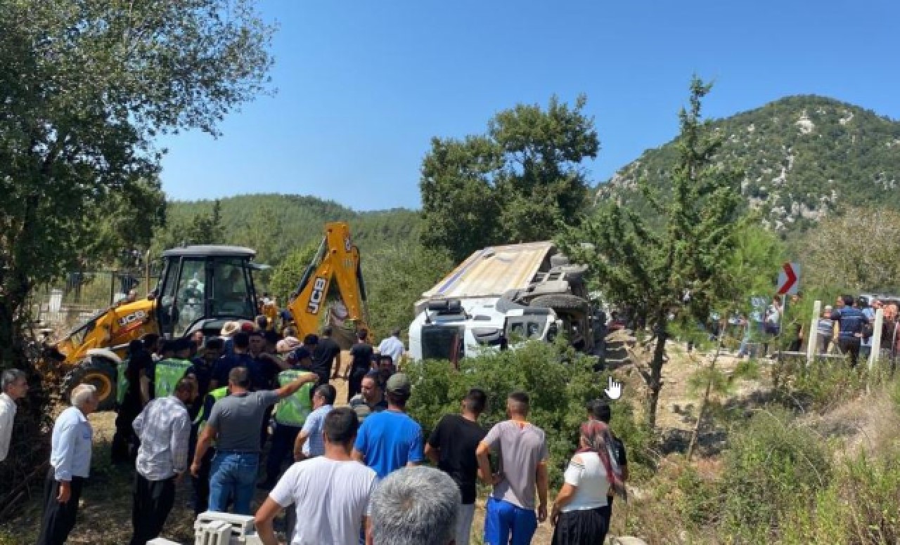 Kahramanmaraş'ta freni boşalan kamyon cenaze namazı kılanların arasına daldı. 5 kişi öldü,  25 kişi yaralı