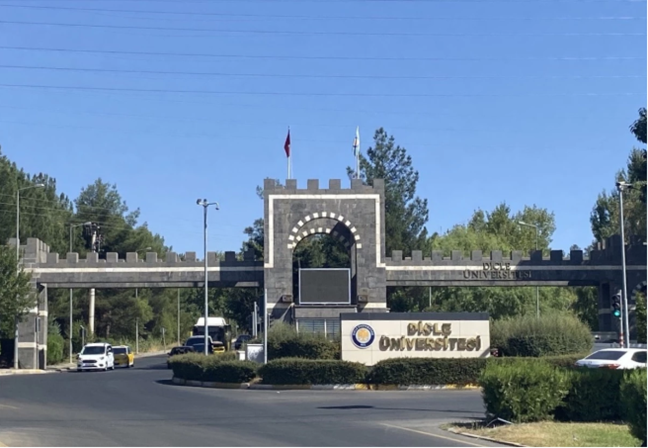 Dicle Üniversitesi'nde Dekan Yardımcısı bıçaklı saldırıya uğradı