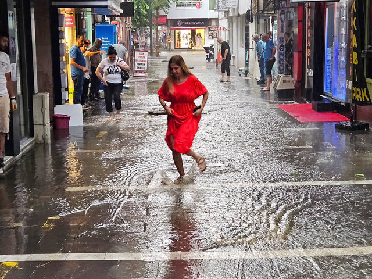 15 il için flaş uyarı. Çok yağmur yağacak. Sel,  su baskını ve kuvvetli rüzgar tehlikesi