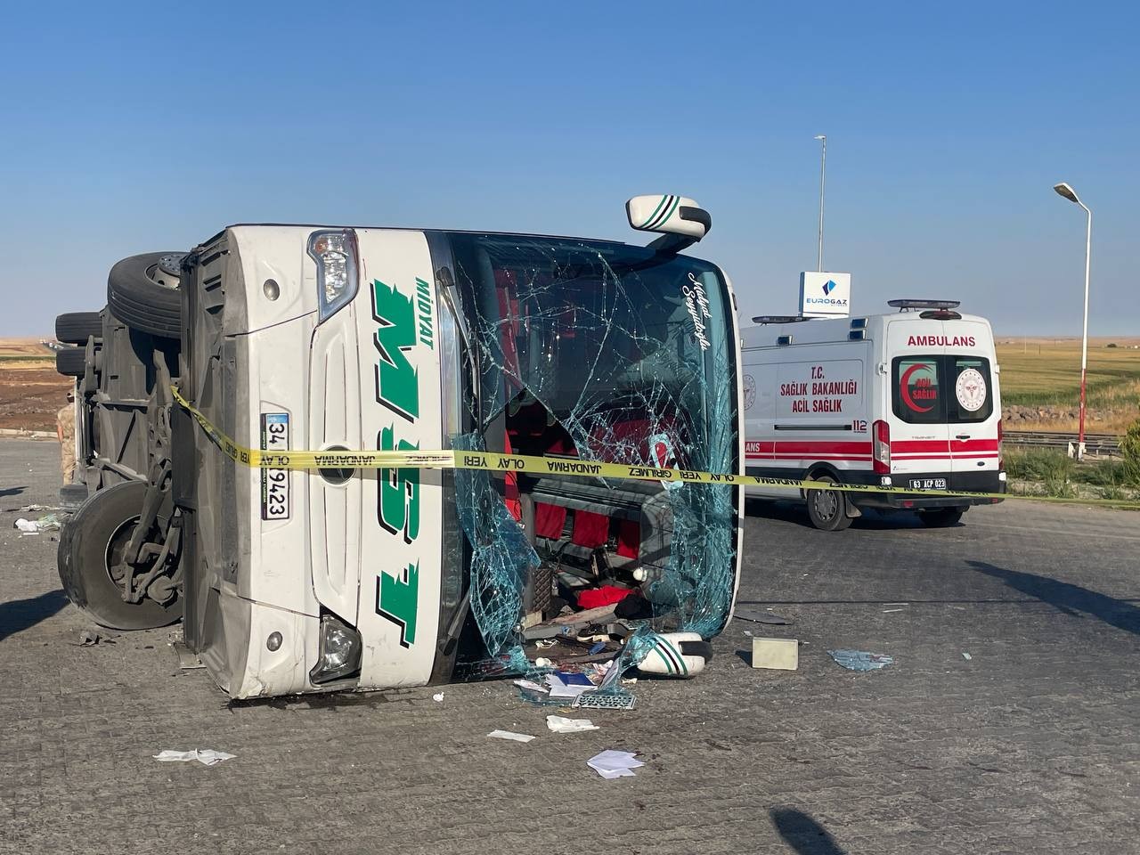 Şanlıurfa'da otobüsle otomobil çarpıştı: 2 kişi öldü,  25 kişi yaralandı