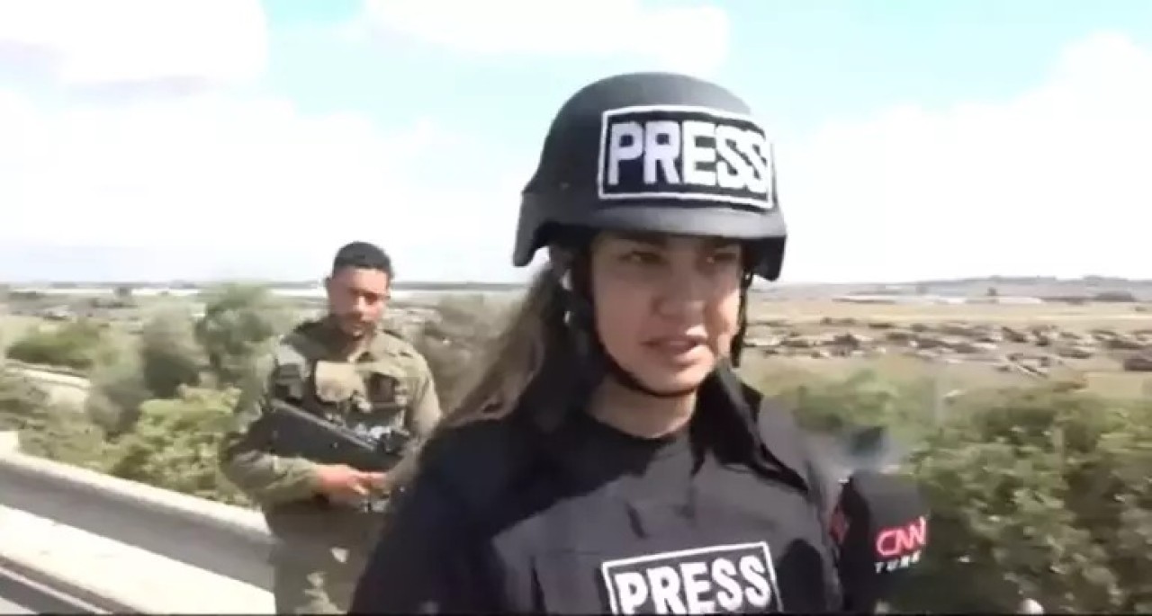 Fulya Öztürk'ün zor anları. İsrail askeri CNN Türk ekibine silah çekti