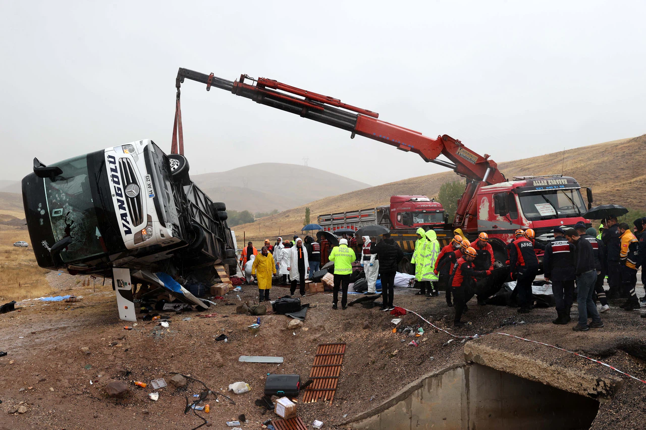 Sivas'ta yolcu otobüsü devrildi. 7 kişi hayatını kaybetti. Ölenlerin kimlikleri belli oldu
