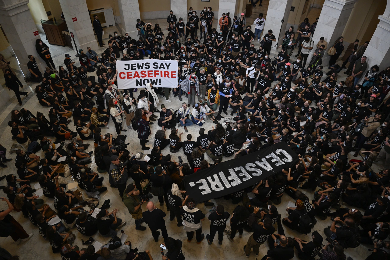 ABD'de Yahudiler kongre binasını bastı. Polis müdahale etti