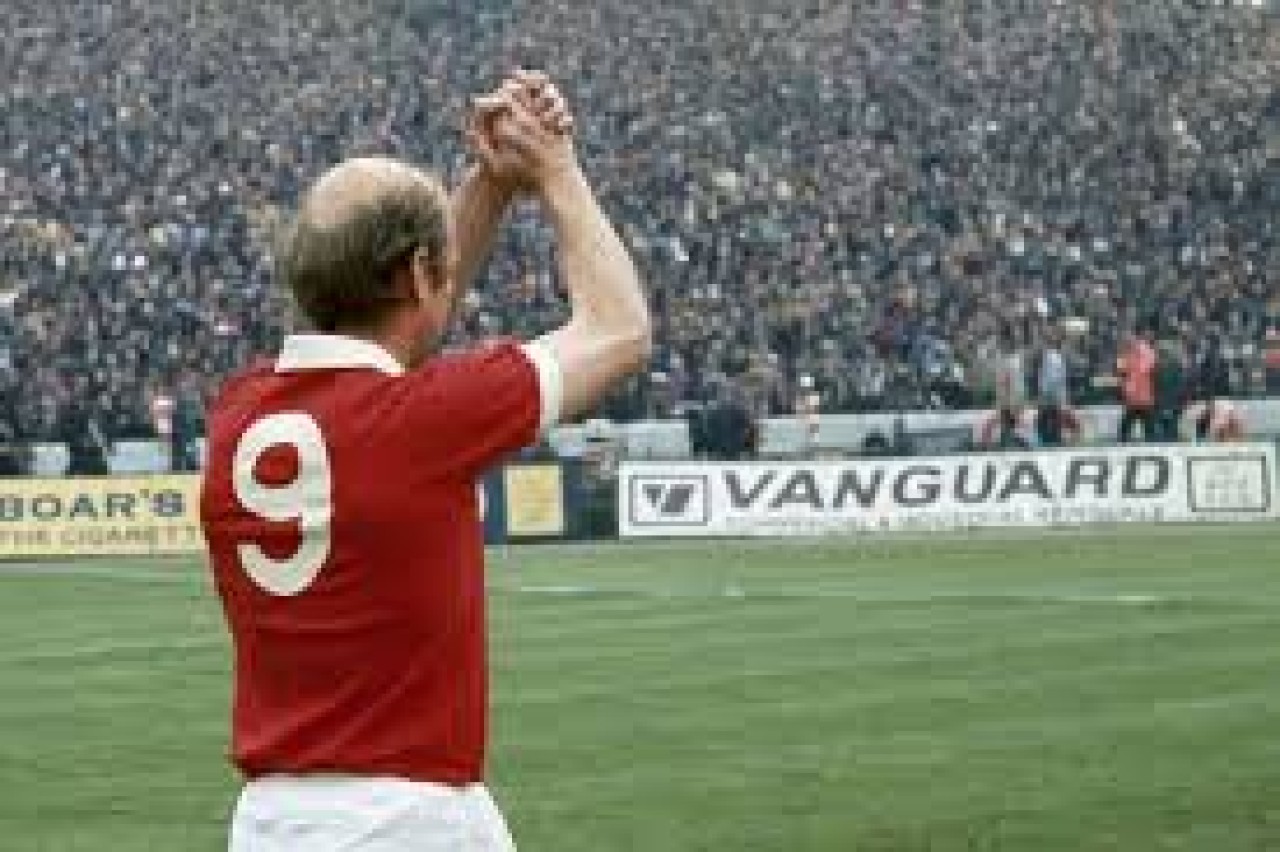 İngiliz futbolunun ve Manchester United'ın efsanesi öldü