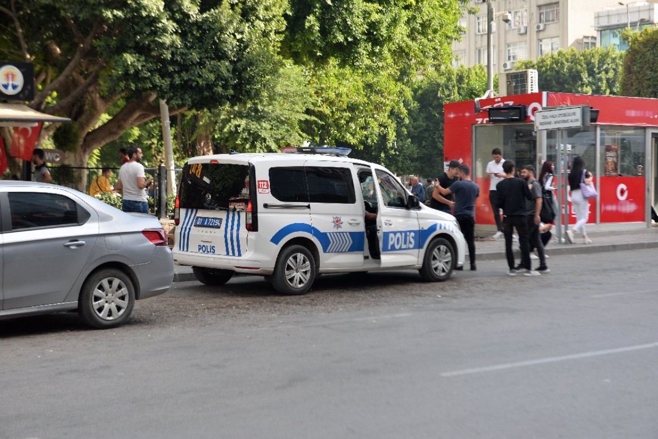 Adana'da 'Yemeğinizde bebek kanı var' dedi,  restoran çalışanını bıçakladı