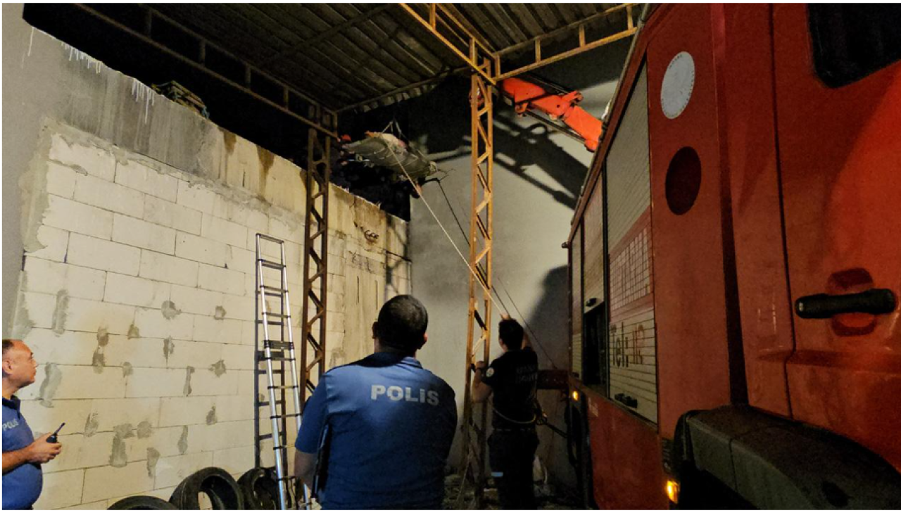 4 metreden terasa düştü,  itfaiye vinçle kurtardı