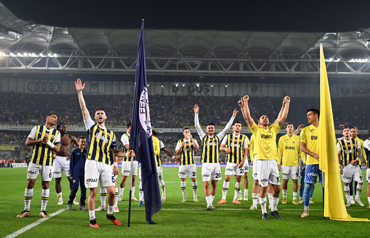 Fenerbahçe,  rekor kırarak liderliğini sürdürdü