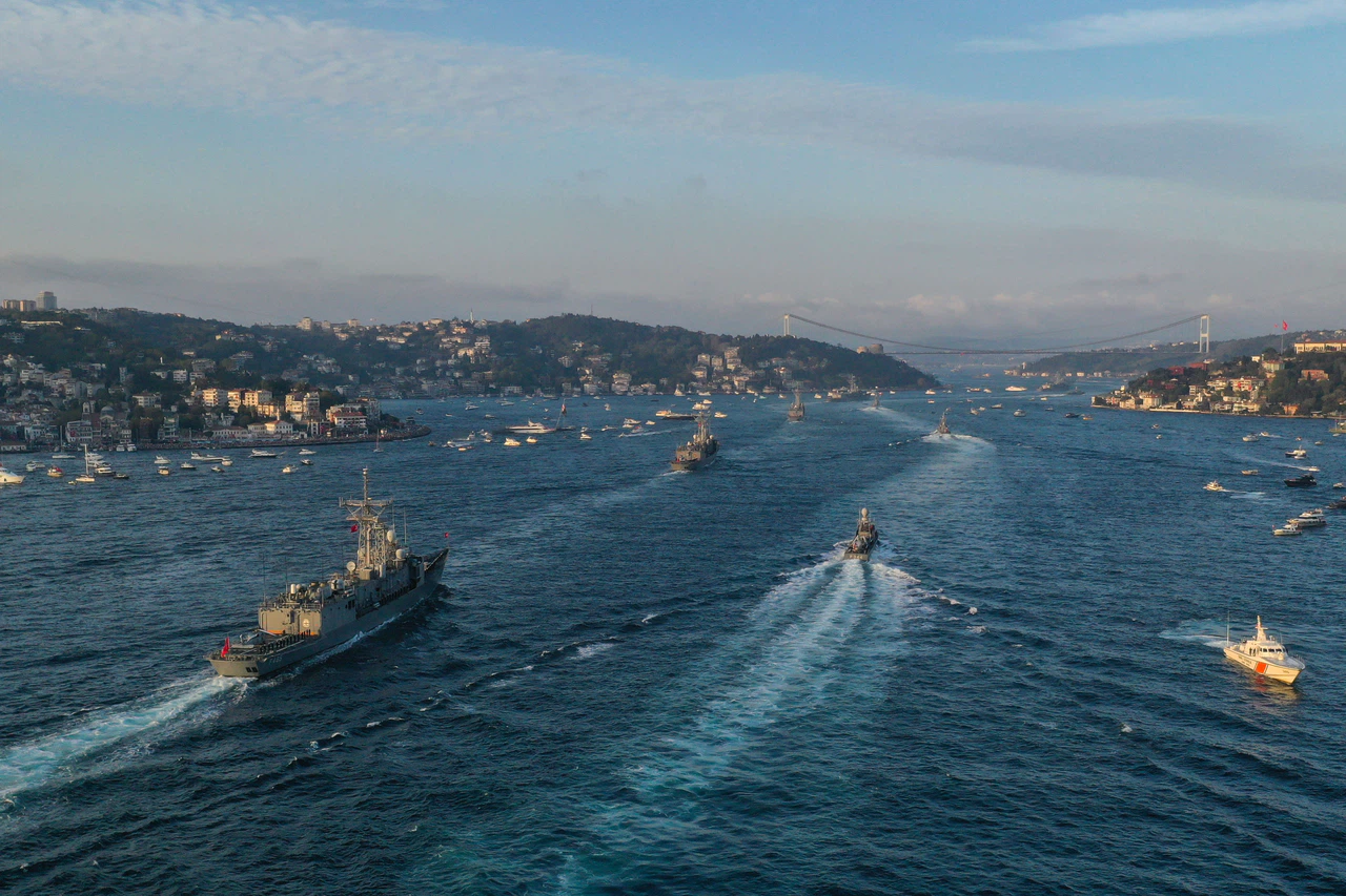 İstanbul Boğazı'nda Türk donanma tarihinin en büyük resmi geçidi