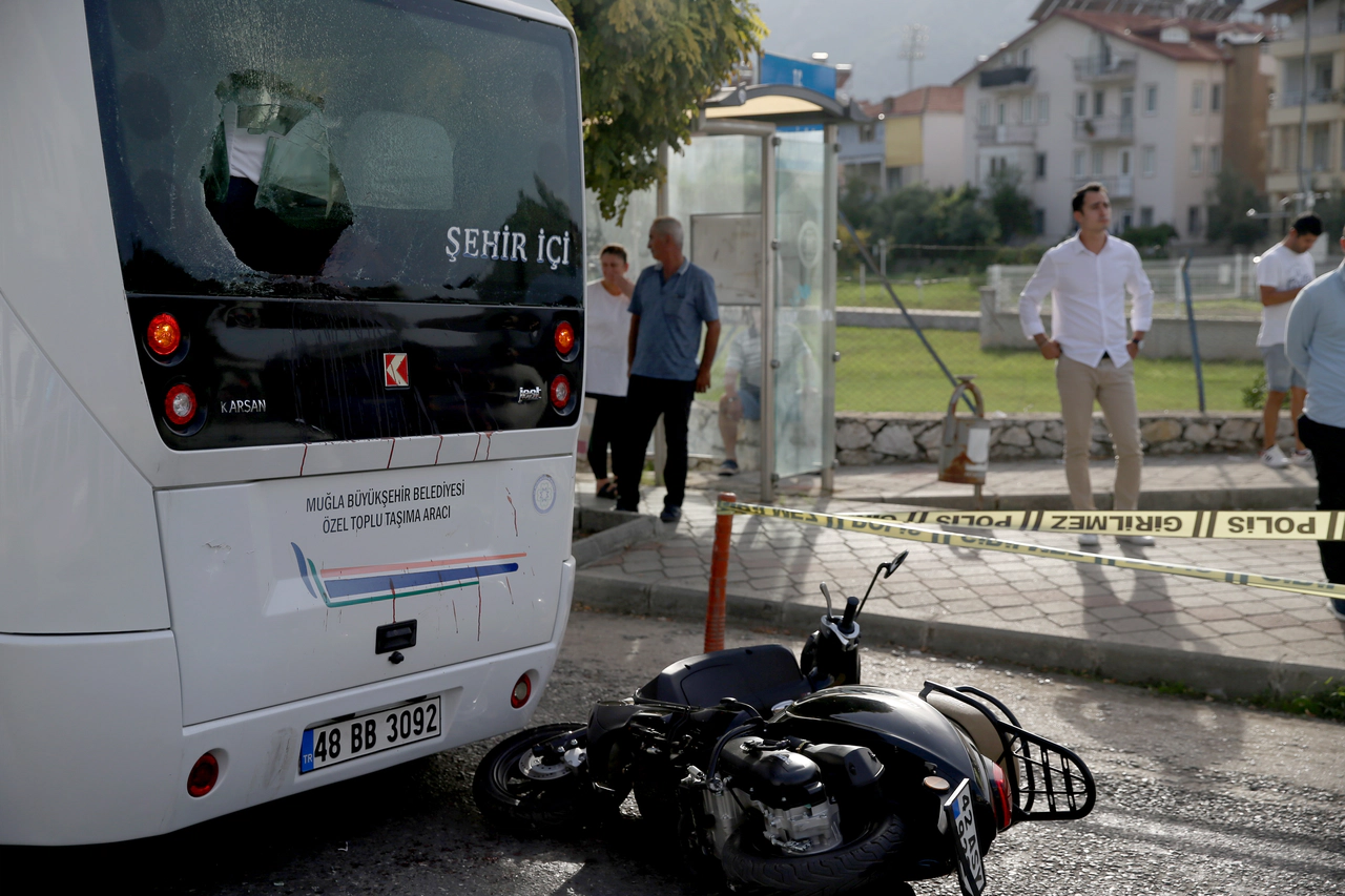 Fethiye'de motosikletiyle çarptığı minibüsün camı boğazını kesen Hüseyin Özbek öldü