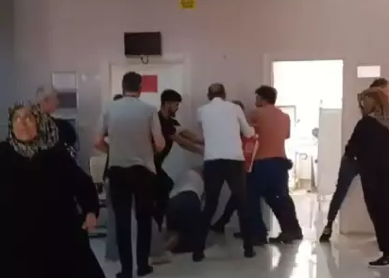 Sağlık ocağını bastılar, doktorları darp ettiler!