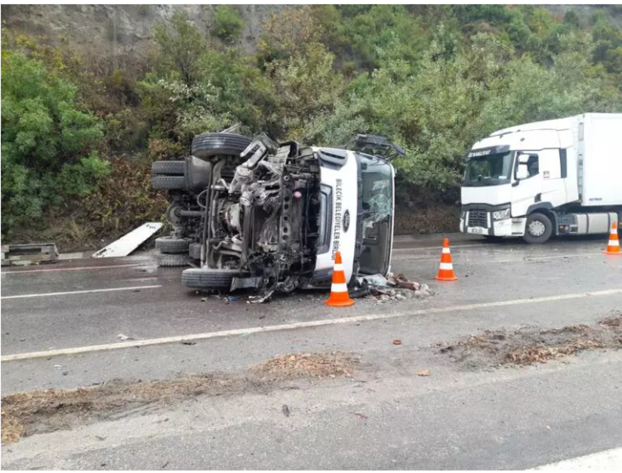 Sakarya’da zincirleme kaza: İki istikamette  yol trafiğe kapatıldı