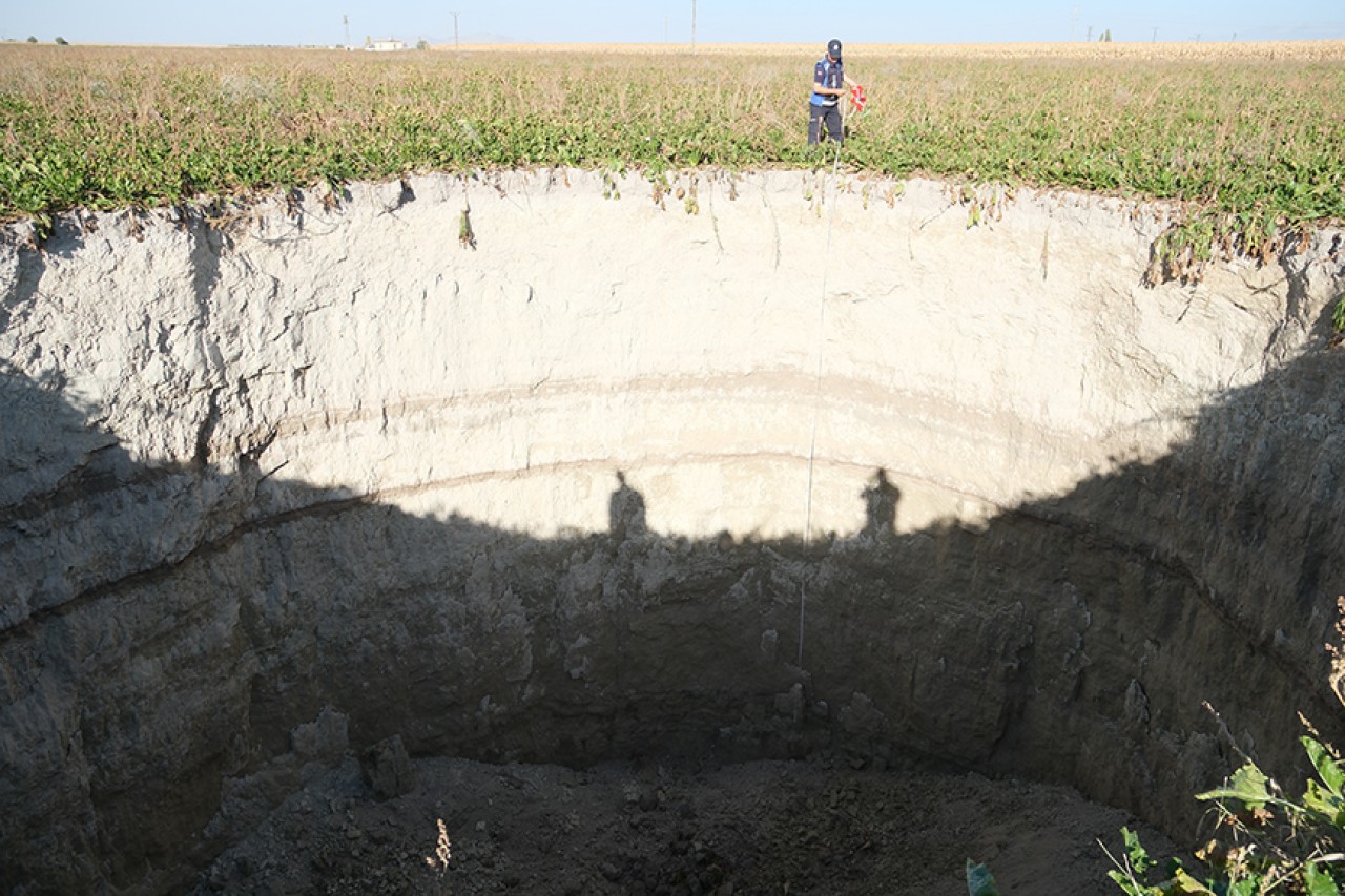 Pancar tarlasında oluşan obruk vatandaşları tedirgin etti!
