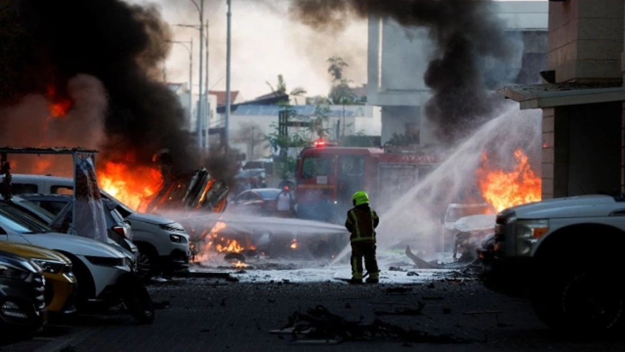 Hamas Militanları 5 bin roket fırlatıp ülkeye sızdı: İsrail savaş durumuna geçti!