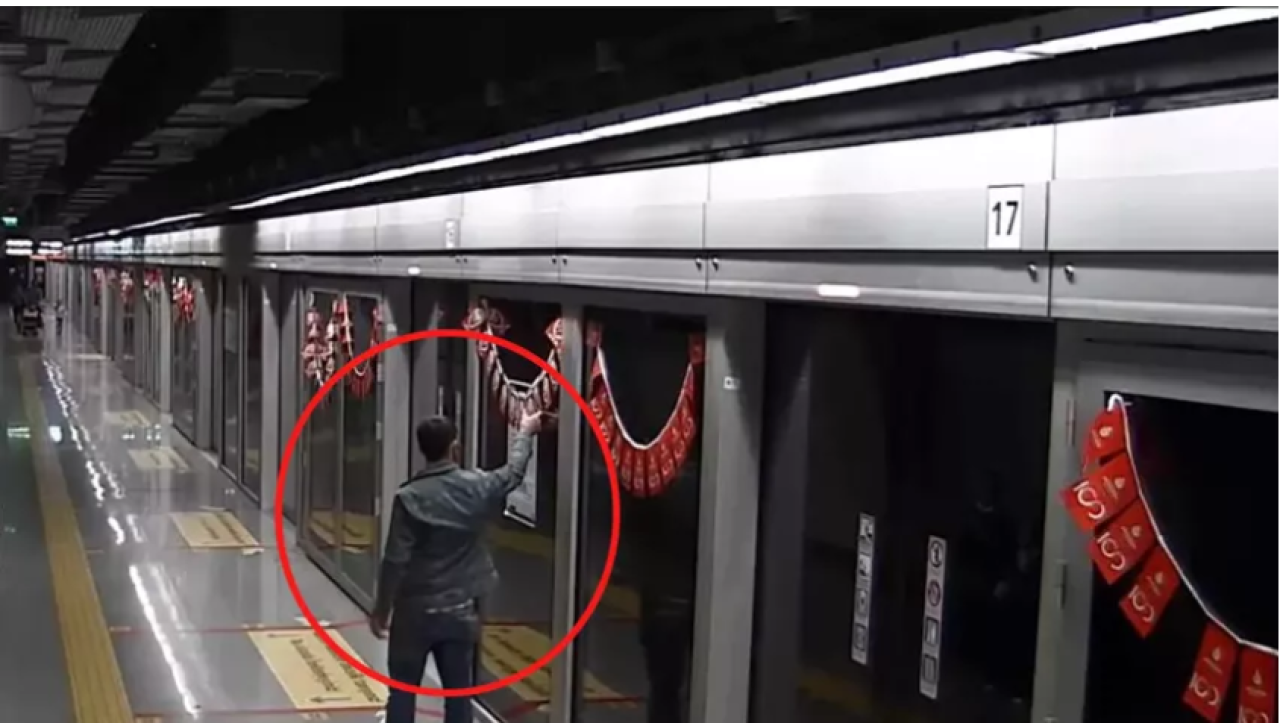 Metroya asılan Türk bayraklarını yırtan şahıs tutuklandı