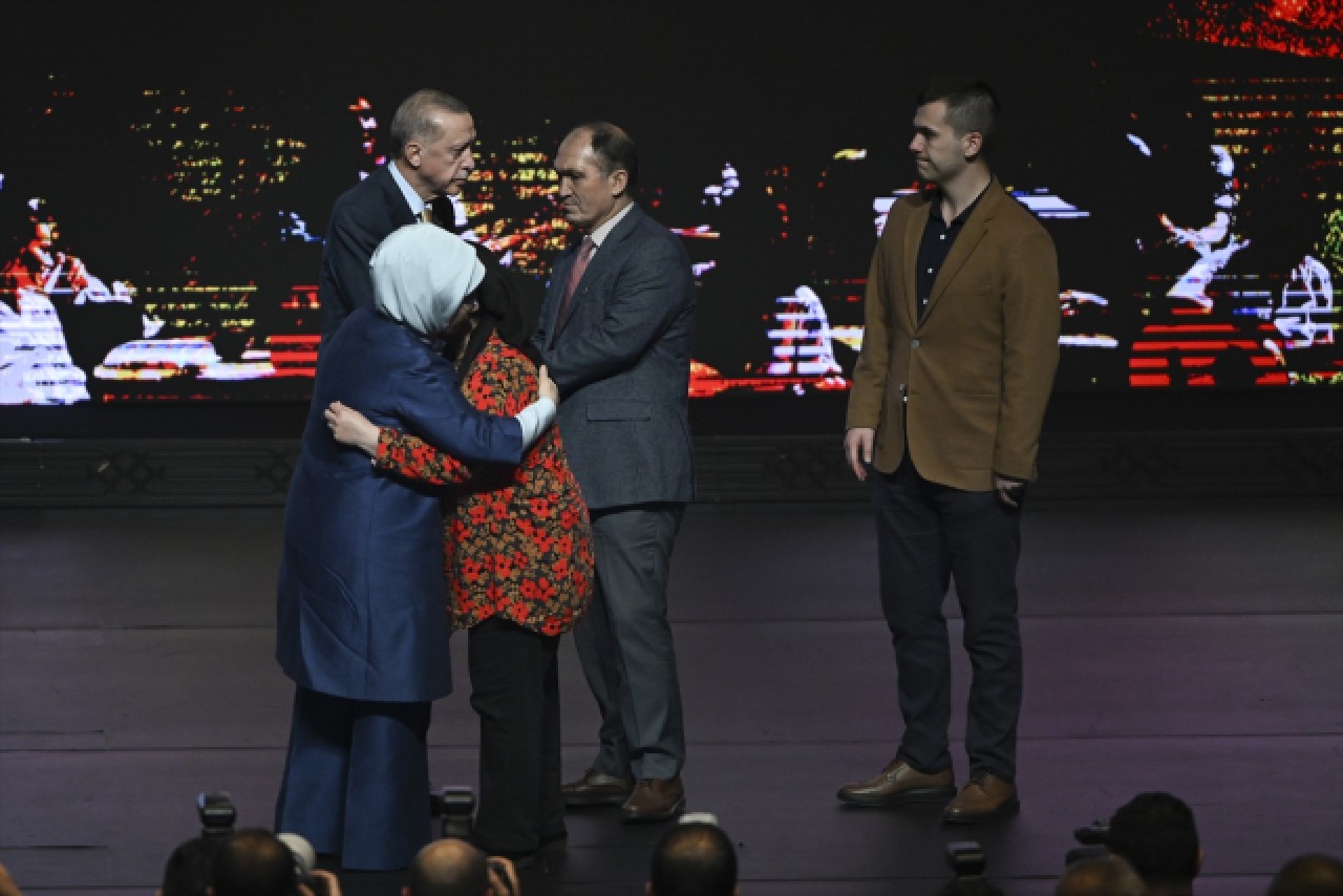 Cumhurbaşkanı Erdoğan'a anlamlı hediye: Gözyaşlarını tutamadı