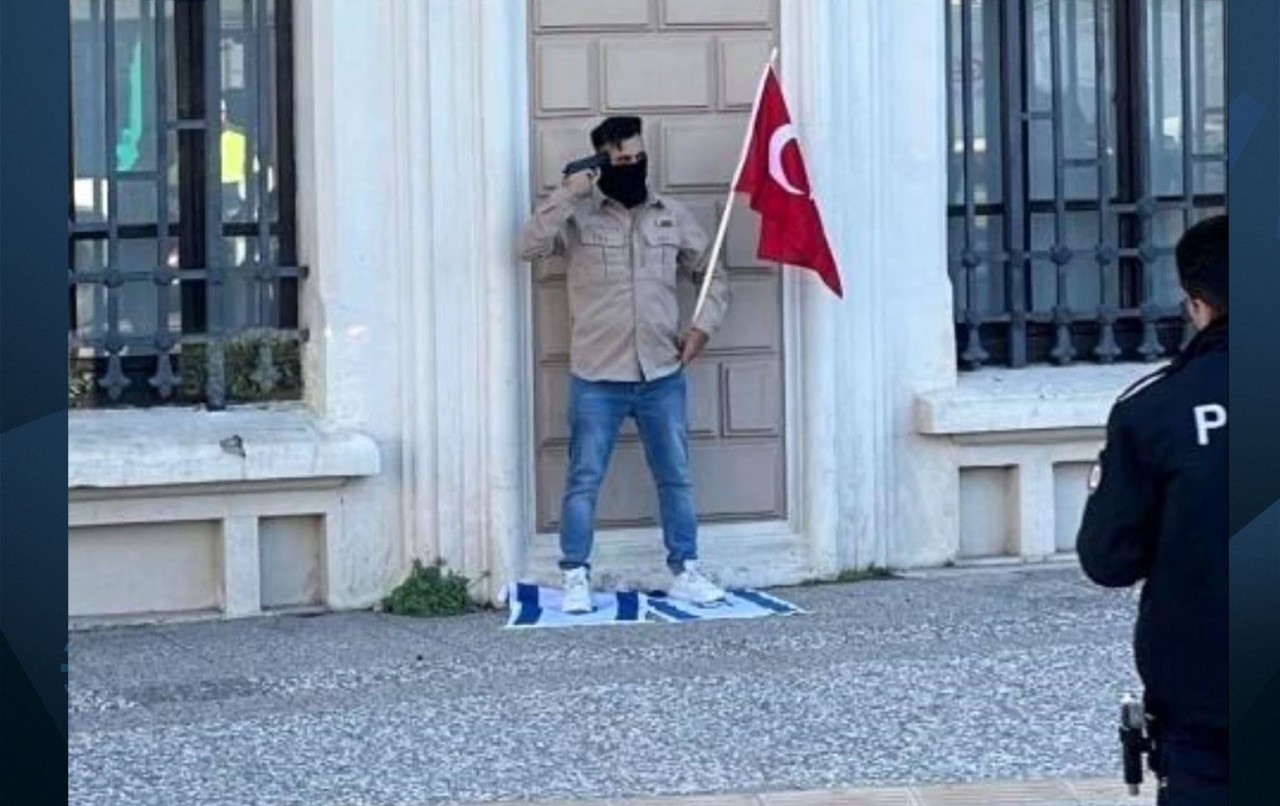 İsrail bayrağına basıp başına silah dayayan şahıs bakın hangi ülke vatandaşı çıktı!