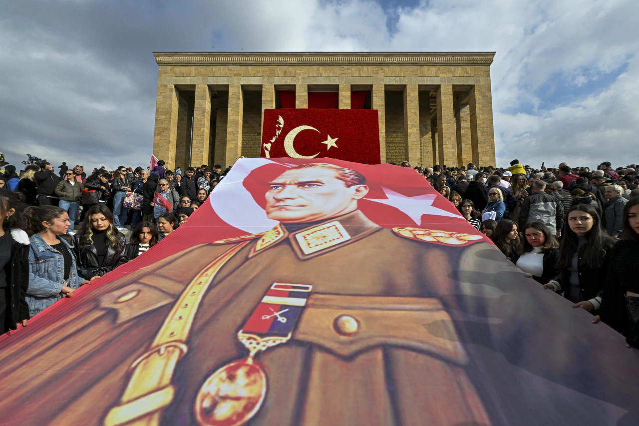 Türkiye Anıtkabir'e aktı. Atasını saygıyla andı