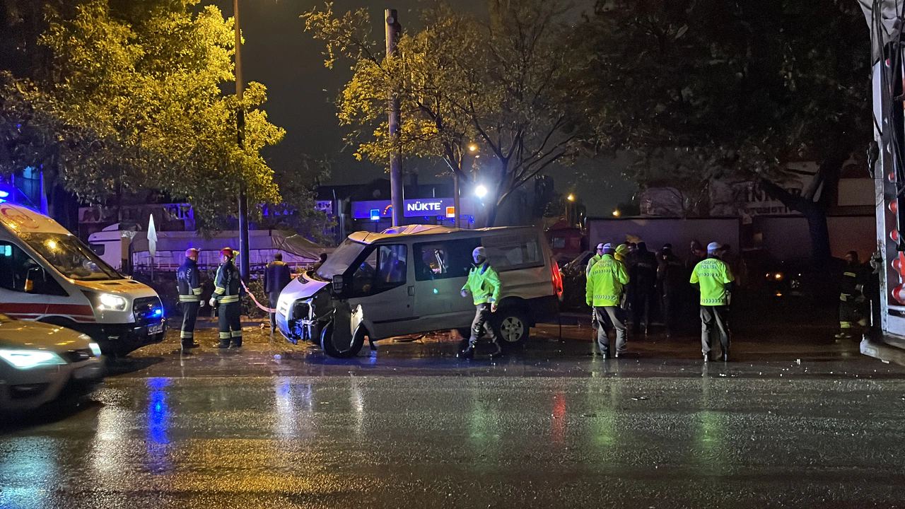 Konya'da ağaca çarpan minibüsteki 3 çocuk öldü,  4 kişi yaralandı
