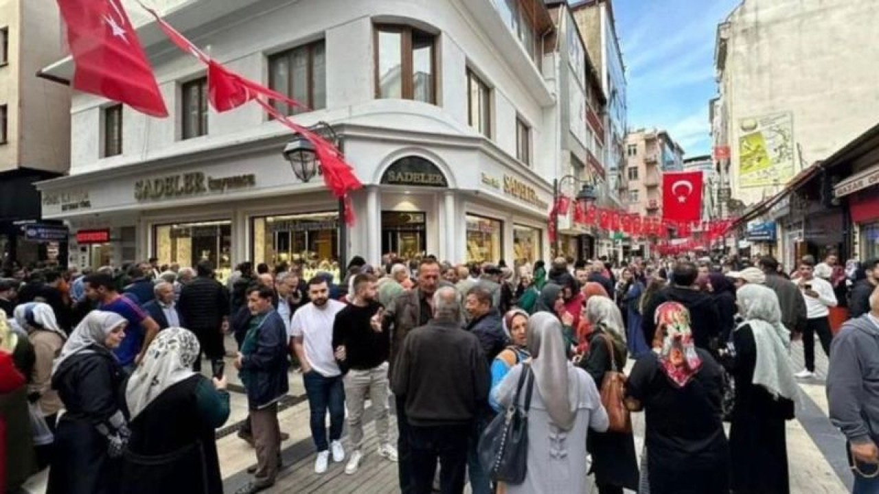 Dilan Polat iddiası ilçeyi karıştırdı. Halk kuyumcuya akın etti