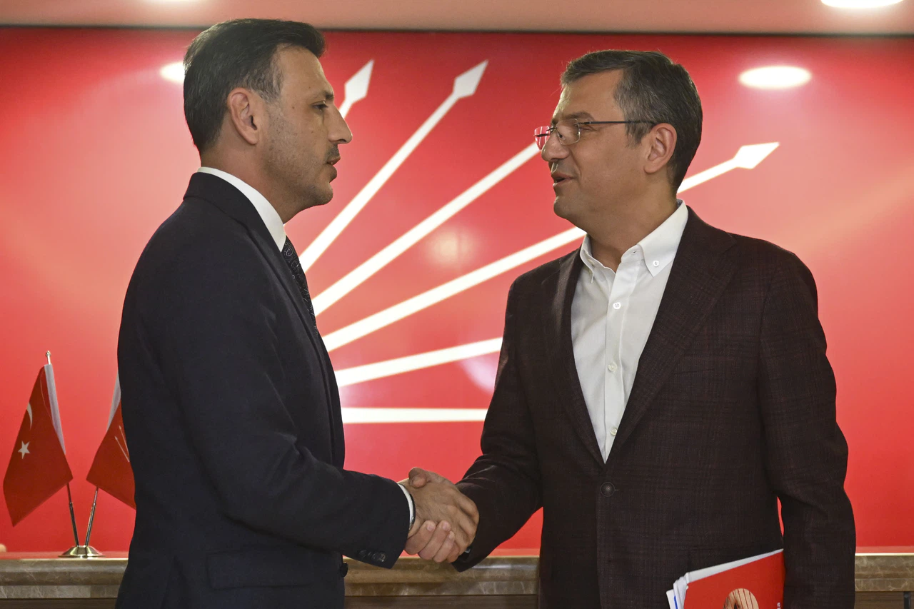 Kılıçdaroğlu'nu şoke edecek gelişme. CHP İstanbul örgütü Özgür Özel'i destekleyecek