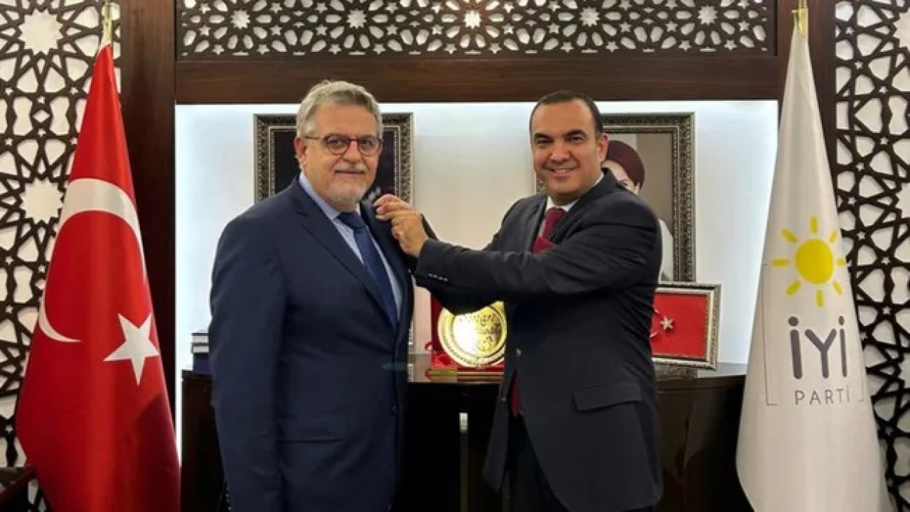 CHP'den seçildi İYİ Parti'ye geçti. Sonra DEVA'lı oldu,  şimdi tekrar İYİ Parti'ye döndü