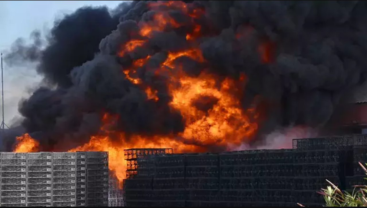 Antalya'da plastik fabrikası alev alev yandı!