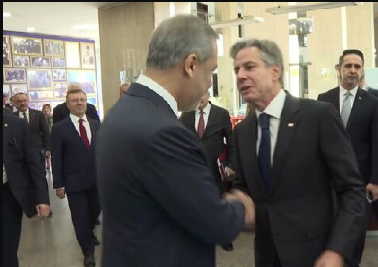 Bakan Fidan sarılmak isteyen Blinken'ı neden geri çevirdi? Ses getiren olayın perde arkası ortaya çıktı