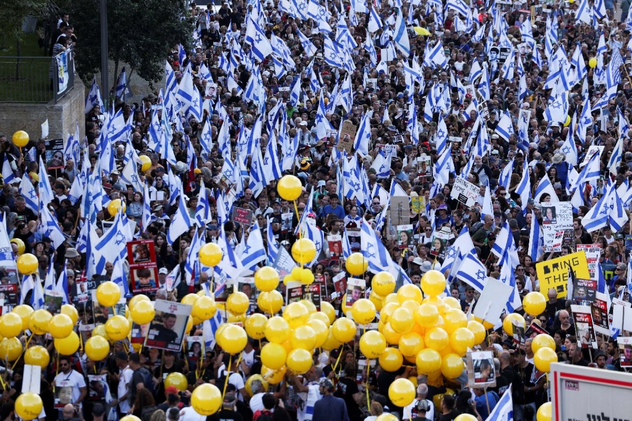 İsrail Netanyahu'ya karşı ayaklandı. Binlerce kişi sokağa indi,  başbakanlığa yürüdü