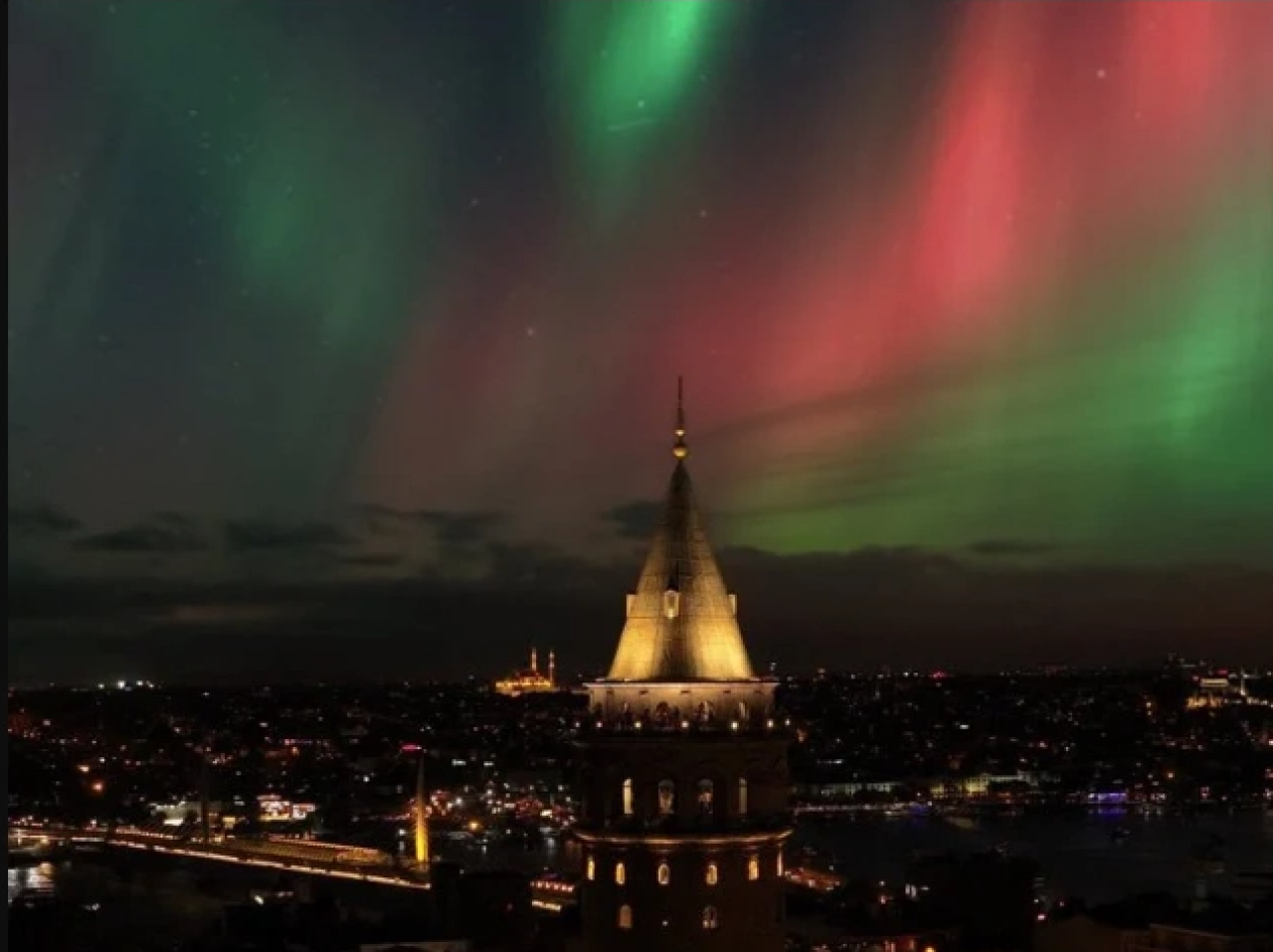 Dün gece 'Kuzey Işıkları' gökyüzünde görsel şölen yaptı! Türkiye Uzay Ajansı'ndan açıklama geldi