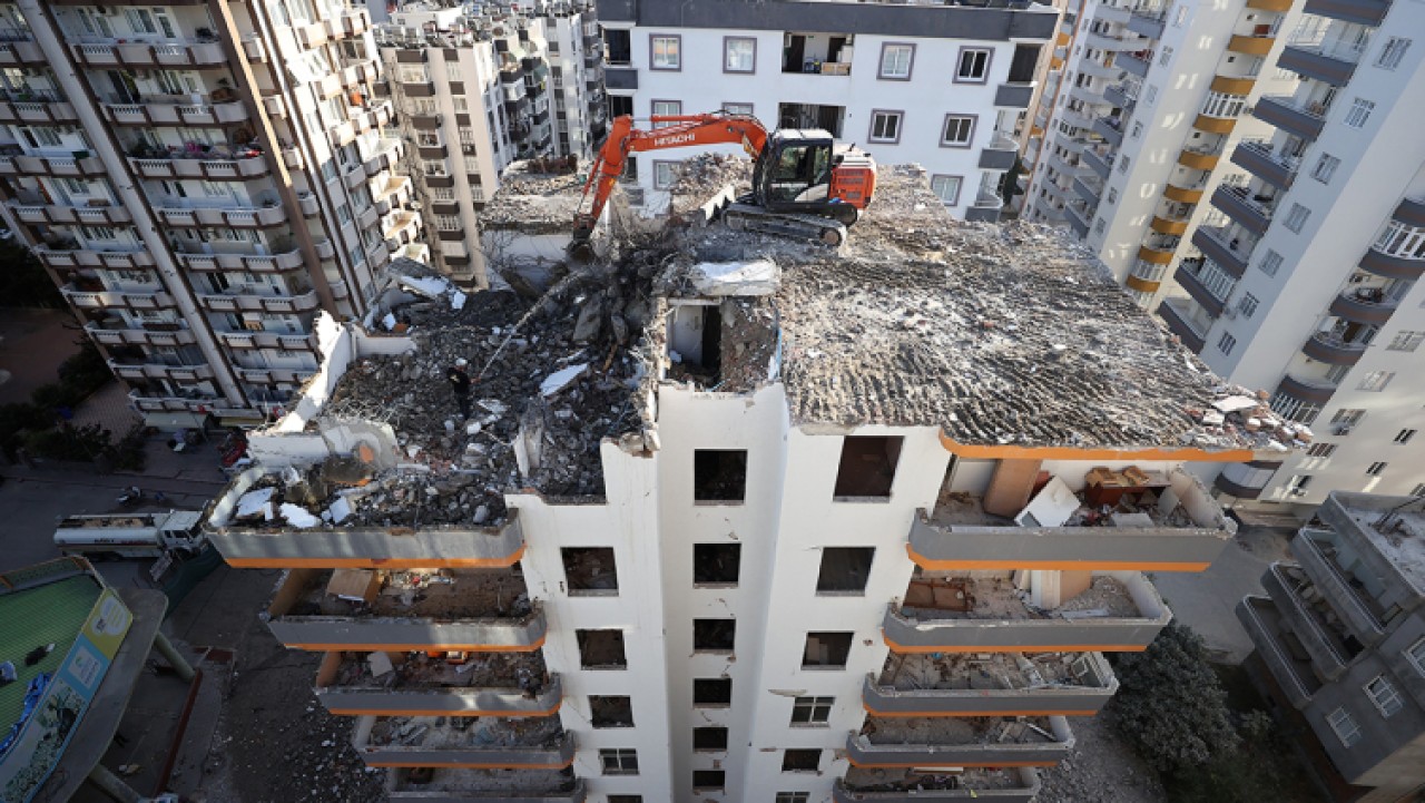 İlginç vaka! Ağır hasarlı binanın beton bağlama noktasından bakın ne çıktı?