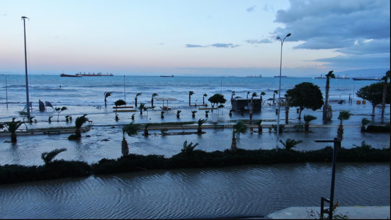 İskenderun Körfezi'nde denizle kara birleşti!