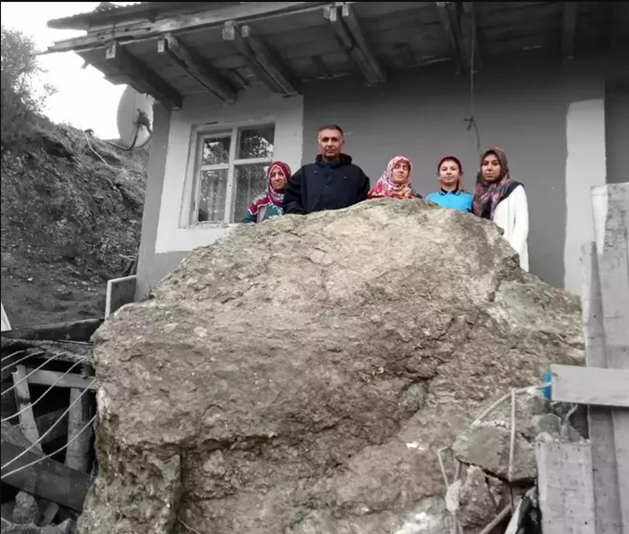 Dağdan kopan kaya parçası evin önüne düştü!