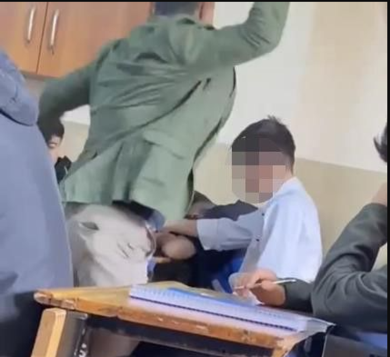 Sınıfta öğrencisini dövdü! 'Hocam dedikçe vuracağım'